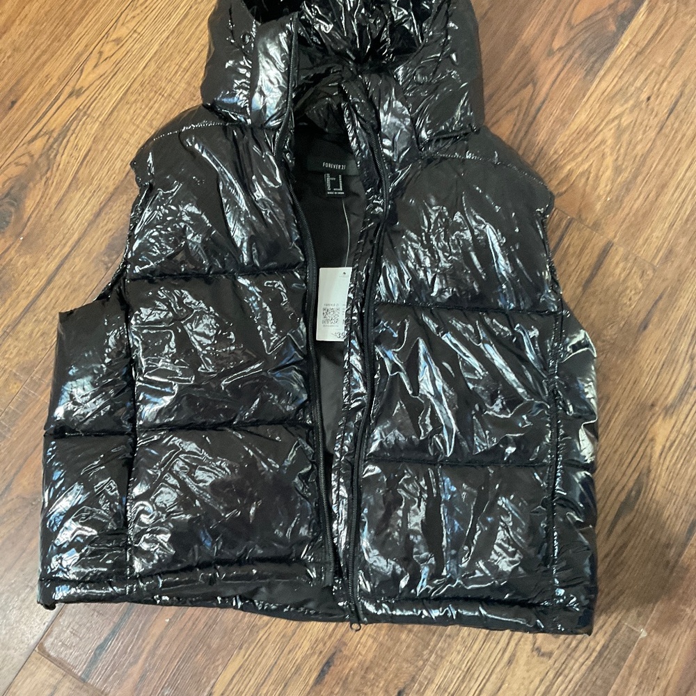 Black puffer vest NWT. M